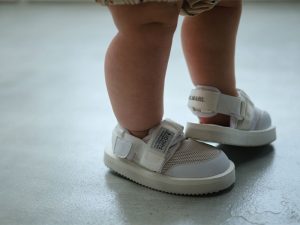 多機能レインコートから水陸両用シューズまで！夏の子連れお出かけアイテム8選