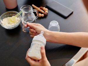 パパと赤ちゃんのお出かけ・留守番にも！ 『明治ほほえみ』液体ミルク＆キューブ活用術