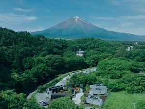 富士山を眺めてリラックス！家族のウェルビーイングを育むヴィラ型ホテル