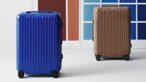 旅するママパパへ。RIMOWAから自然の色を纏った「アンバー ブラウン」と「ウルトラマリン ブルー」が登場
